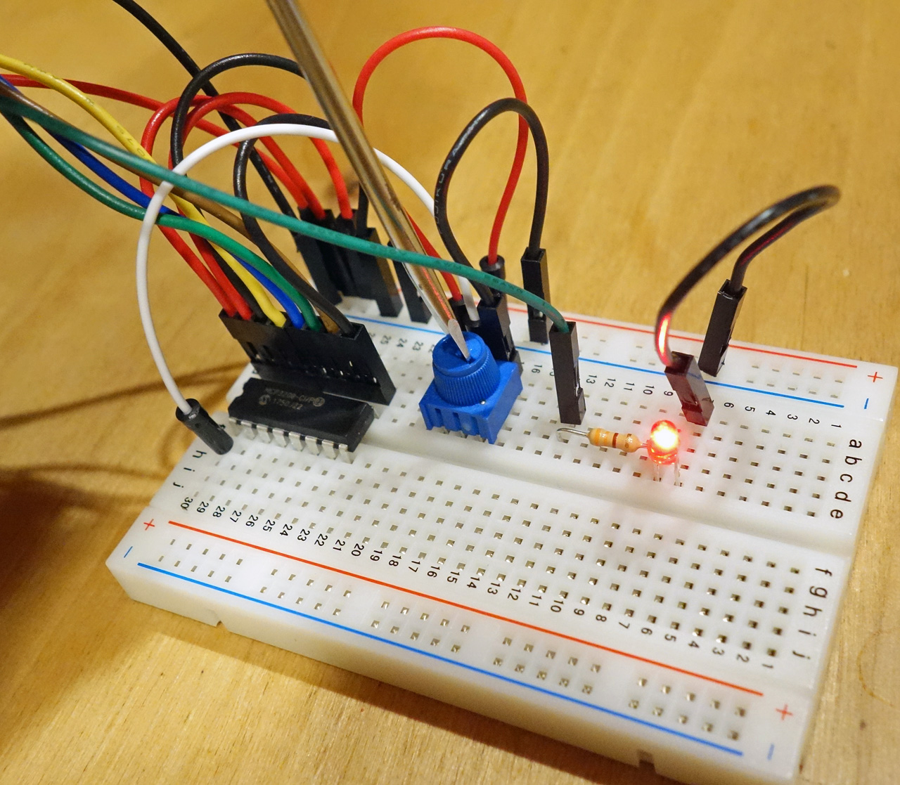 半固定抵抗を使ってledの明るさを変える事ができる回路をラズパイで試した そう備忘録 半固定抵抗を使ってledの明るさを変える事ができる回路をラズパイで試した そう備忘録